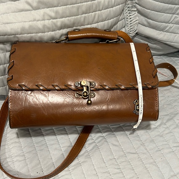 Vintage Handbags - Vintage 1970’s Brown Tooled Leather Camera Bag Purse w Lock closure